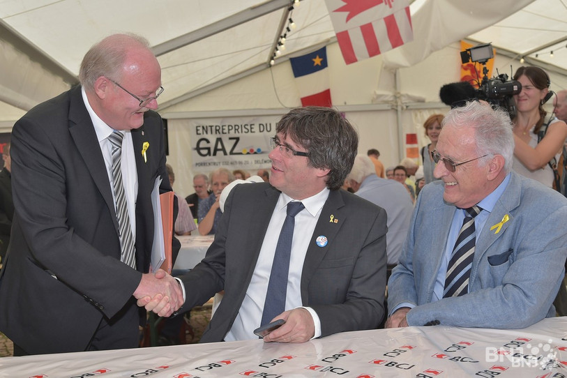 Pierre-André Comte (à gauche) et François Lachat (à droite) entourent Carles Puigdemont à la Fête du peuple jurassien en 2018. Le secrétaire général du MAJ et l'ancien ministre ont tenu un rôle majeur dans la venue du leader indépendantiste catalan à Dalémont (archive).