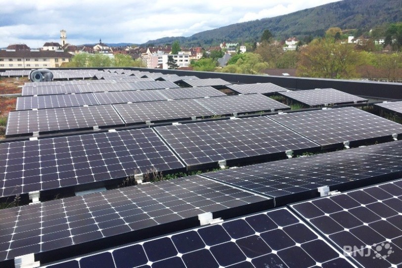 Les panneaux photovoltaïques, posés sur certains bâtiments jurassiens, améliorent leur bilan énergétique (photo : archives).