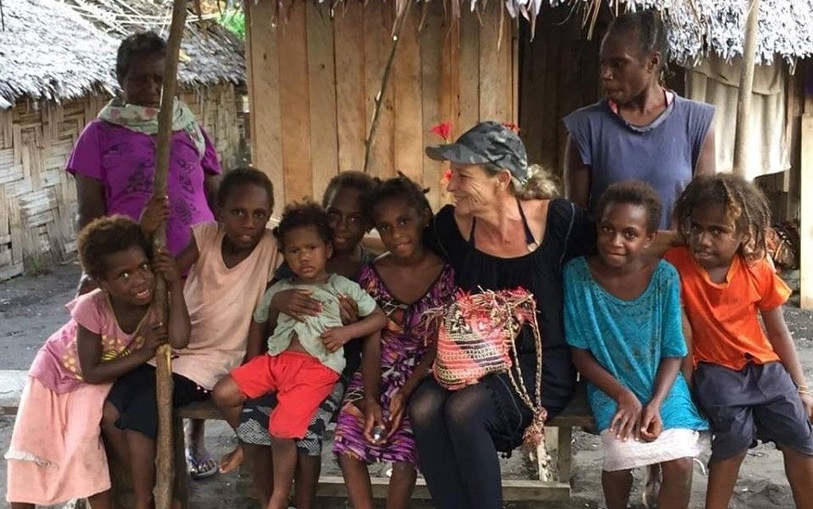 Véronique Lambert au milieu d'enfants du Vanuatu. (Photo : The Vanuatu Foundation)