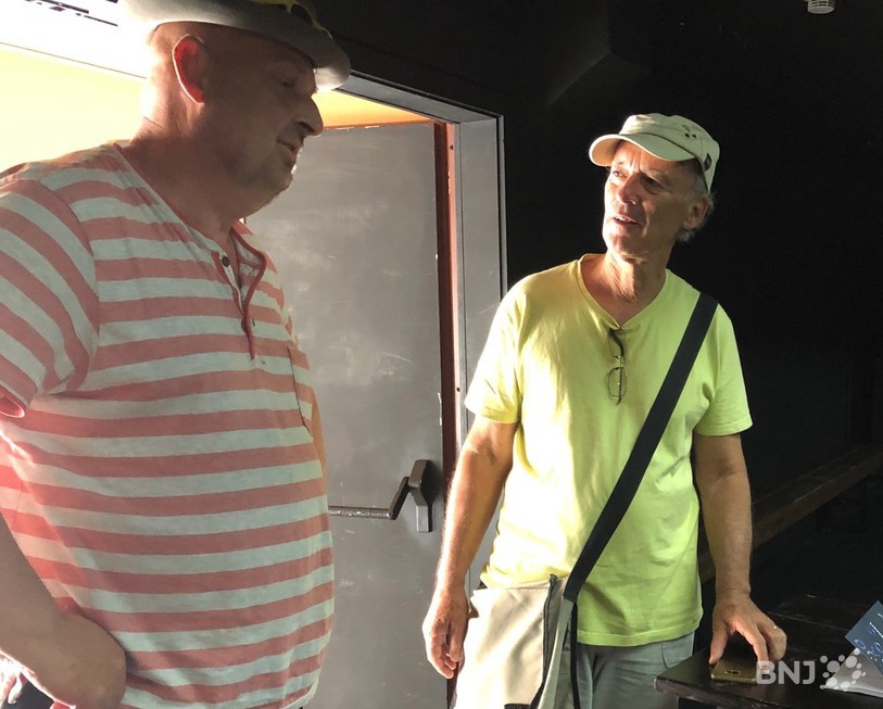 Georges Grillon (à droite) en pleine discussion avec les artistes du Buskers Festival. 