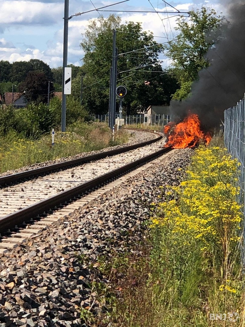 Une voiture est en feu sur la voie, à Joncherey (photo : Christophe Moreau).