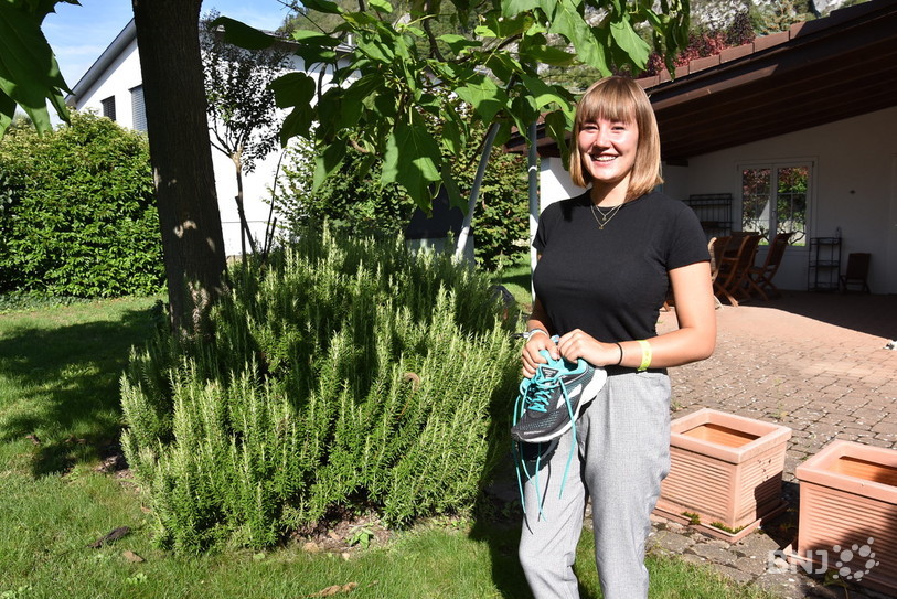 Timéa Grosvernier dans le jardin de la maison familiale à La Neuveville.