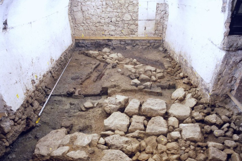 Des enduits muraux issus de la découverte d’une partie du monastère de Moutier-Grandval feront notamment partie des collections cédées par le canton de Berne. (Photo : archives).