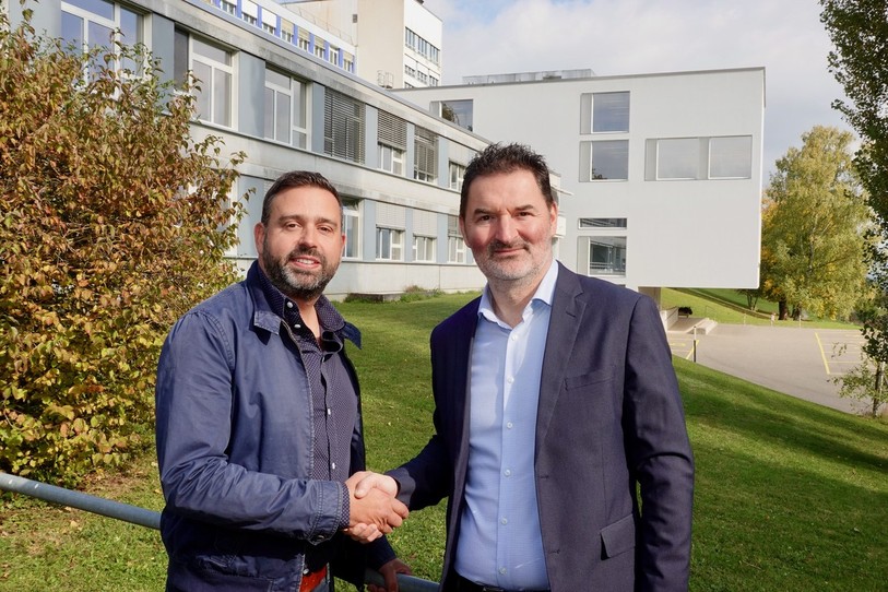 Le bilan du partenariat entre l'H-JU et le Thermoréseau est positif. De gauche à droite :Manuel Godinat (directeur de Thermoréseau Porrentruy) et Cyril Friche (Directeur de la gestion opérationnelle H-JU). (Photo : Hôpital du Jura.)