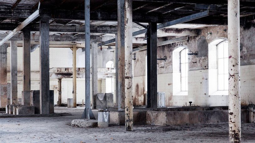 Plusieurs lieux insolites accueillent le public, comme ici l'ancienne fabrique de pâte de bois de Rondchâtel. (Image : Les Jardins Musicaux, © Giona Mottura)