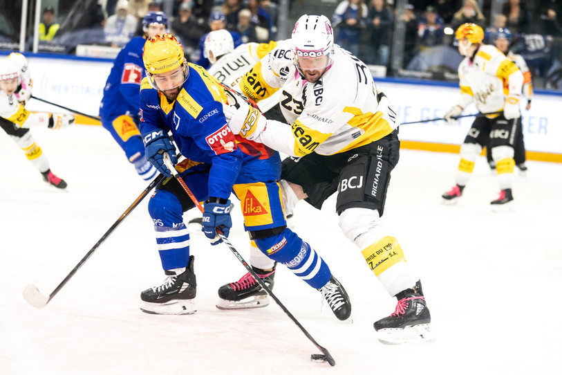 Duel entre le Québécois du HCA Frédérik Gauthier et le meilleur compteur de Zoug Tomas Tatar. (Photo : KEYSTONE/Alexandra Wey)