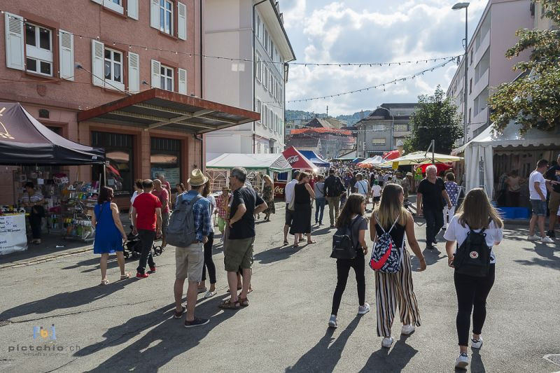 Le public s'est pressé dans les rues de Tavannes, comme ici en 2018. (Photo : Fête des Saisons)