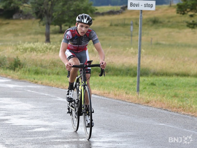 Antoine Bouzon dans ses oeuvres (Photo: archives) 