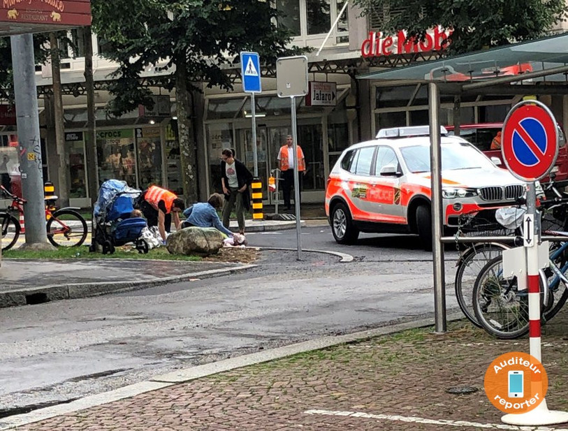 Le cycliste a été emmené à l'hôpital en ambulance.