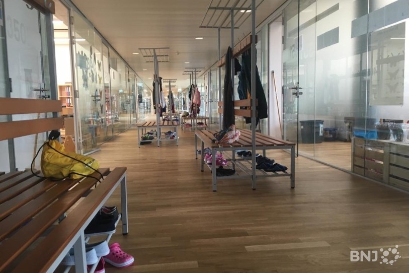 L'aile est de Strate J s'est transformée en école primaire.