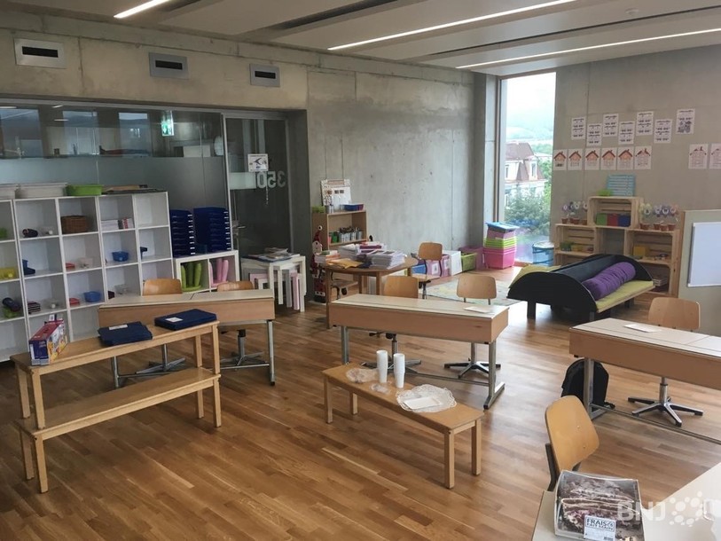 Les classes ont été aménagées selon la pédagogie Montessori. Les élèves n'ont, par exemple, pas de place fixe.