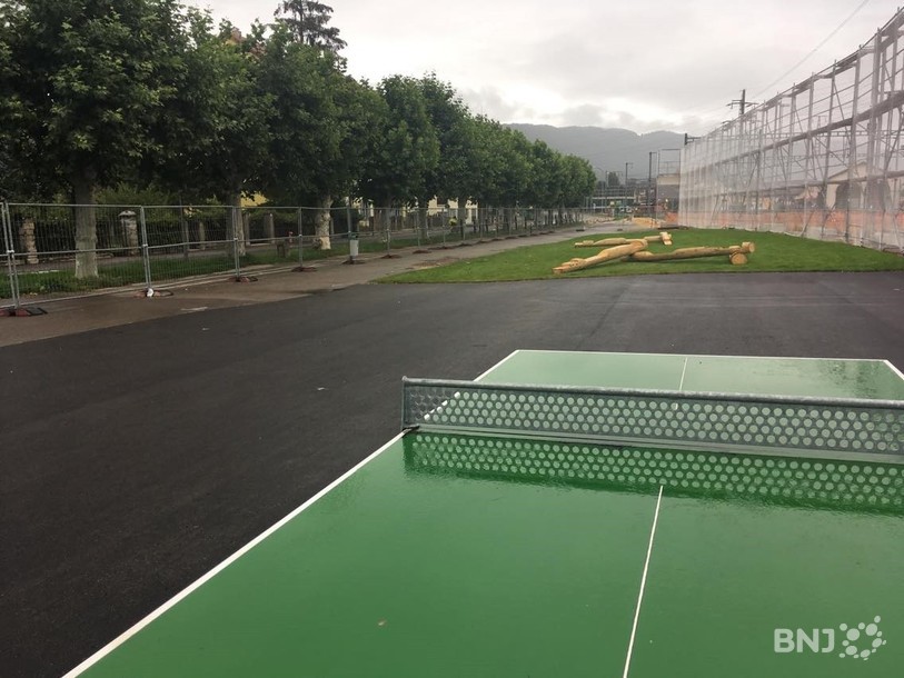 La cour de récréation fait débat auprès des enfants. Certains la trouvent trop petite. D'autres regrettent le terrain de football du Gros-Seuc.