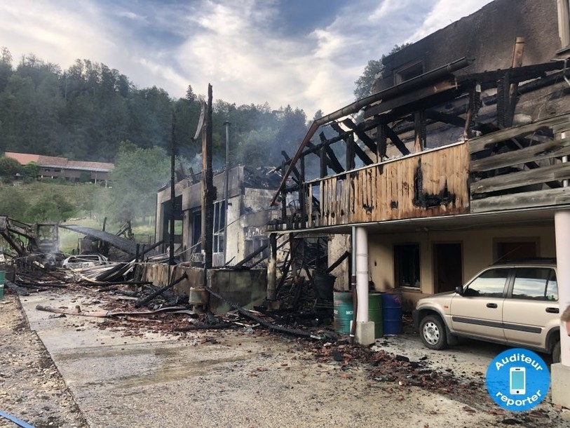 L'incendie de Charmoille a presque tout ravagé. (Photo : Mike Willemin)