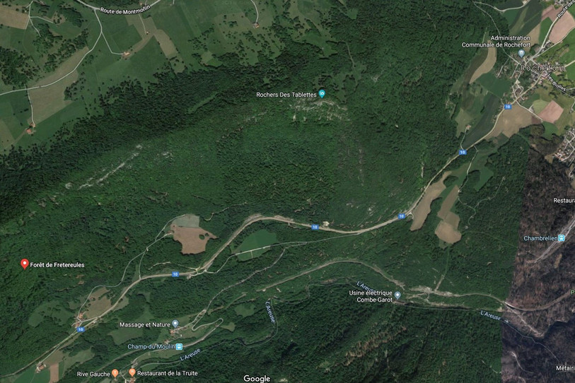 Les objets ont été découverts dans la forêt de Fretereules, non loin des Rochers de Tablettes. (photo : Google Maps)