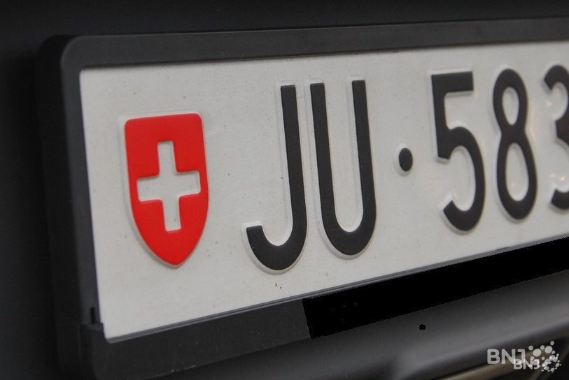 L'initiative « Les plaques moins chères ! » demande de modifier le mode de calcul de l'impôt sur les véhicules.