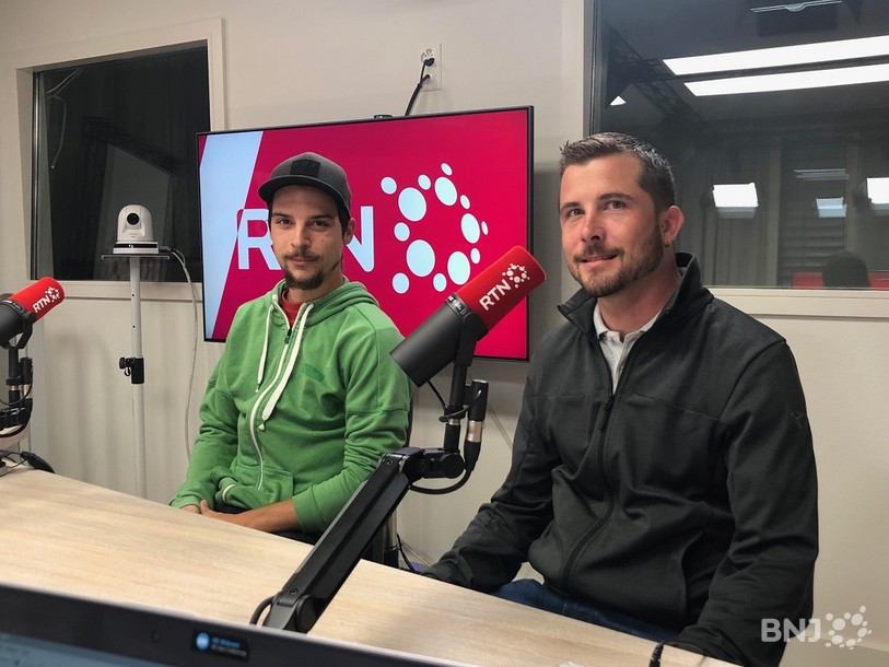 Jonas Schürch (à gauche) et Bastian Hänni: une halte dans nos studios avant le grand départ.