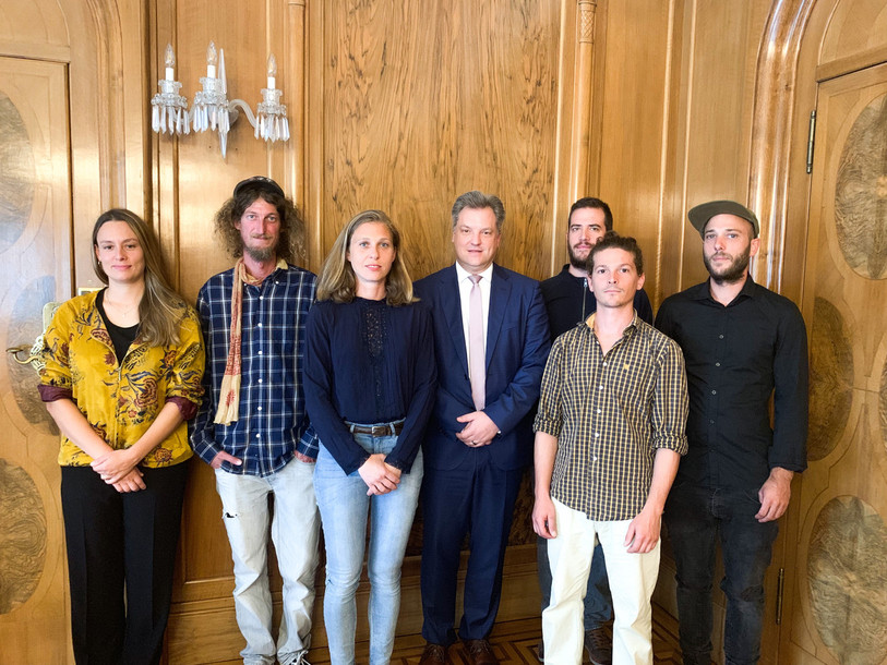 Frédéric Bigler (au centre), sous-directeur à la BCN et responsable de la clientèle Entreprises, entouré des lauréats du jour. (Photo : Fondation culturelle de la Banque Cantonale Neuchâteloise)