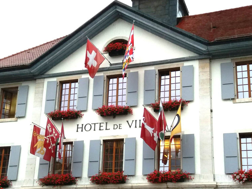 Le drapeau à côté du drapeau suisse n'est provisoirement plus celui du Jura, mais une mosaïque de tous les cantons suisses.