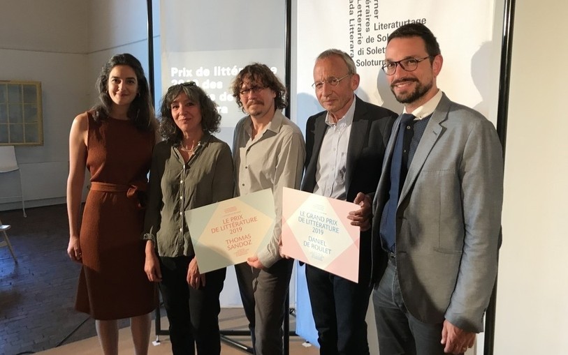 Photo officielle des Journées littéraires de Soleure. De g. à dr. : Mauranne Riesen (Conseil du Jura bernois), Valérie Meylan (présidente de la CiLi), Thomas Sandoz, Daniel de Roulet et Martial Courtet.