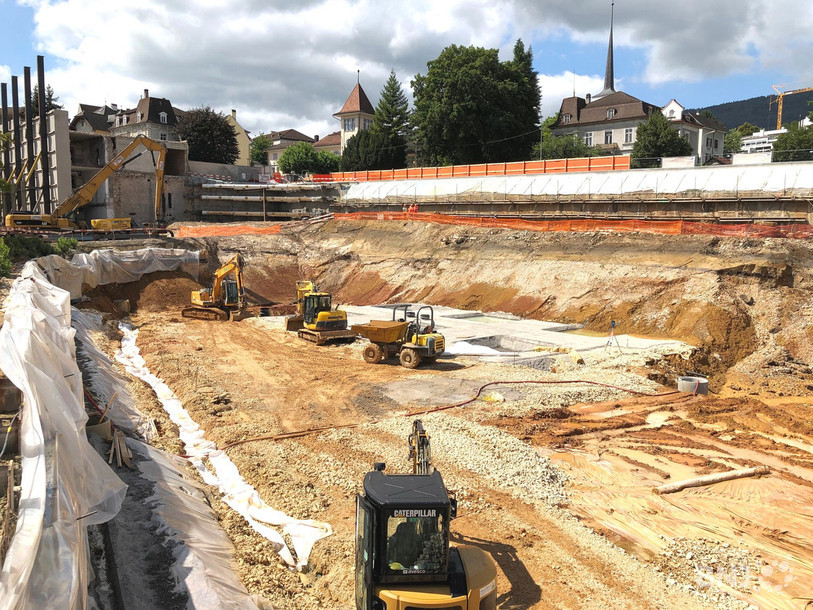 Les surfaces commerciales et administratives, puis les logements, vont être construits là où les machines s'activent. Le théâtre se dressera à l'arrière.