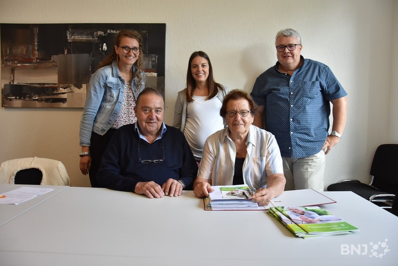 Régi et Hélène Boillat sont entourés par les collaborateurs de Pro Senectute Arc Jurassien. De gauche à droite : les assistantes sociales Eloïse Tanner, Camille Ribeaud et Gérard Bonvallat, directeur adjoint et responsable de la consultation.