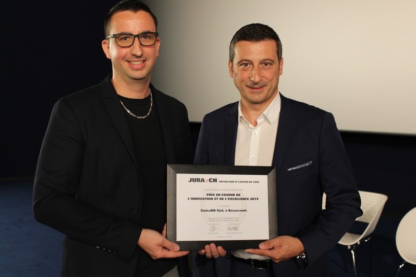 Le ministre de l'économie, Jacques Gerber, a remis le prix à Bryan Gosparini, directeur et fondateur de SwissKH Sàrl (photo : canton du Jura)
