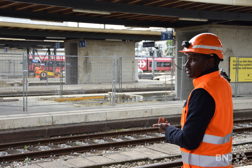 Le chef de projet Vincent Mendy présente les travaux en cours pour créer les nouveaux accès aux quais.