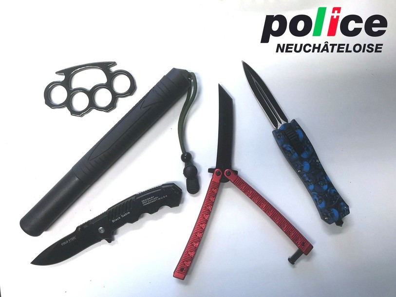 Poings américain, matraques et couteaux sont les armes les plus prisées de certains neuchâtelois sur internet. (Photo: Police neuchâteloise)