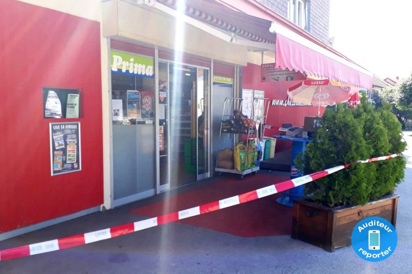 La police a interdit l'accès au magasin où le brigandage s'est produit.