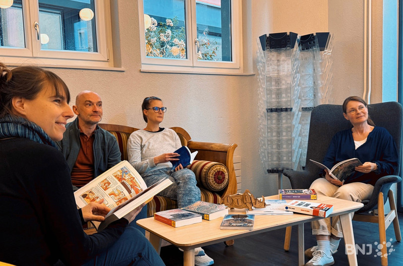 Une partie de l’équipe de la bibliothèque dans l’espace d’accueil situé à l’entrée (Thierry Châtelain est 2e à partir de la gauche).