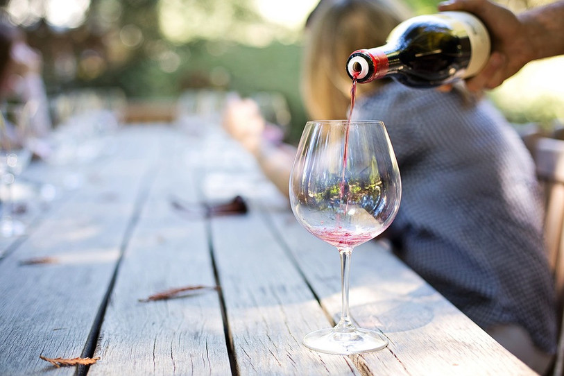 Du vin, mais neuchâtelois, dans le verre.
