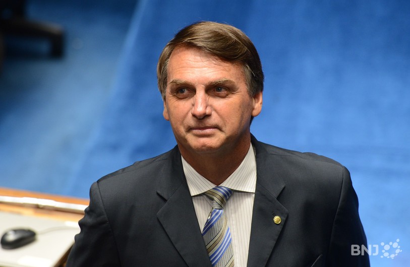 Jair Bolsonaro craque sous la pression internationale et envoie l'armée en Amazonie.