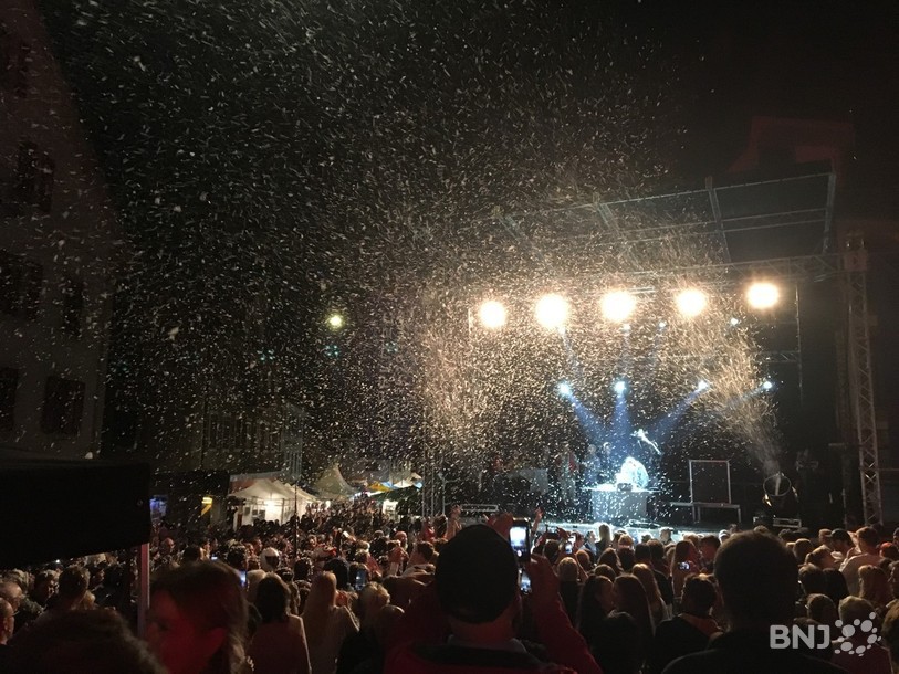 Les flocons ont envahi la place de l'Hôtel de ville peu après minuit samedi.