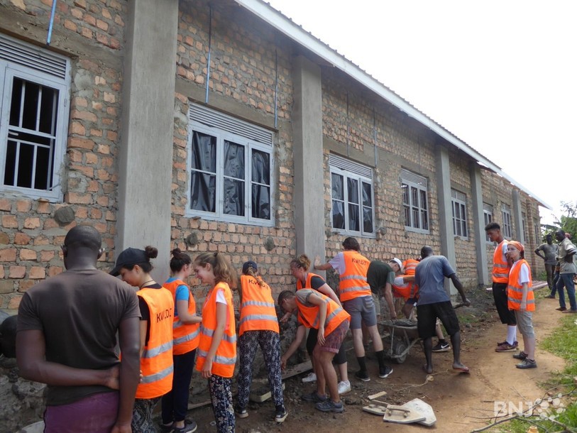 Les jeunes ont participé à la construction d'une école.