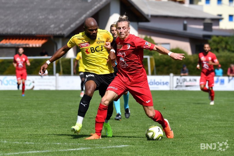 Charles Noundou (à gauche) à la lutte avec le buteur biennois Brian Beyer, les deux hommes se sont livrés un gros duel durant plus d'une heure (photo : Georges Henz).