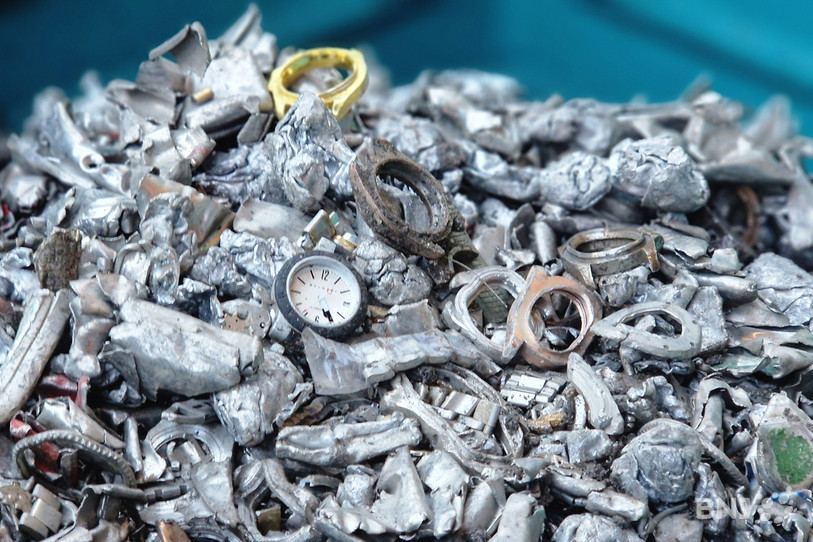 On distinguait encore les formes des montres après leur passage au broyeur, mais une chose est certaine : elles ne seront plus jamais portées.