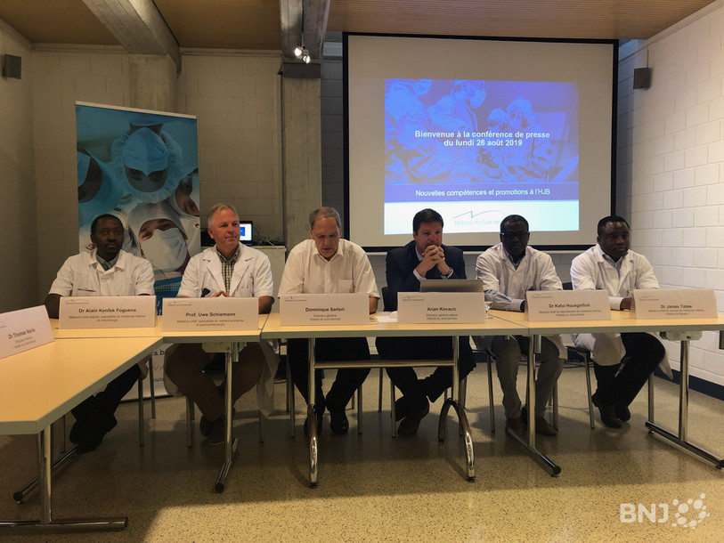 (De gauche à droite) Dr. Alain Kenfak Foguena, médecin-chef adjoint spécialiste en médecine interne et infectiologie, Prof. Uwe Schiemann, médecin-chef spécialiste en médecine interne et gastroentérologie, Dominique Sartori, directeur général, Arian Kovacic, directeur général adjoint, Dr. Kafui Houegnifioh, médecin-chef du département de médecine interne et Dr. James Tataw, médecin-chef du service de médecine interne.
