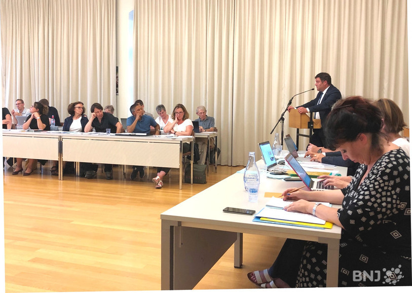 Le Conseil de ville de Delémont a décidé d'agir après la publication du rapport social de l'Etat jurassien.