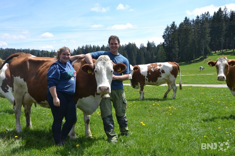 Cindy Vermeille et son mari, Jérémy, travaillent tous deux sur une exploitation agricole au Bémont. L'agricultrice de 24 ans a été sensibilisée à la protection sociale dans le cadre des cours du brevet fédéral de la paysanne à Courtemelon.