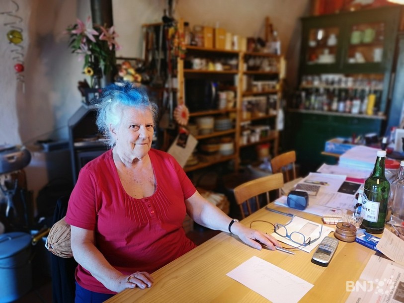 Lucienne Lanaz a su se créer un nid à son image dans une ancienne ferme de Grandval qu'elle a rénové de ses mains 