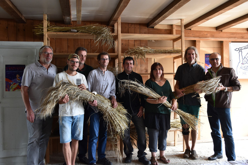 Les porteurs du projet « Curieuses graines » entourés de membres du comité de la Semaine suisse du goût pour le Jura et le Jura bernois.  