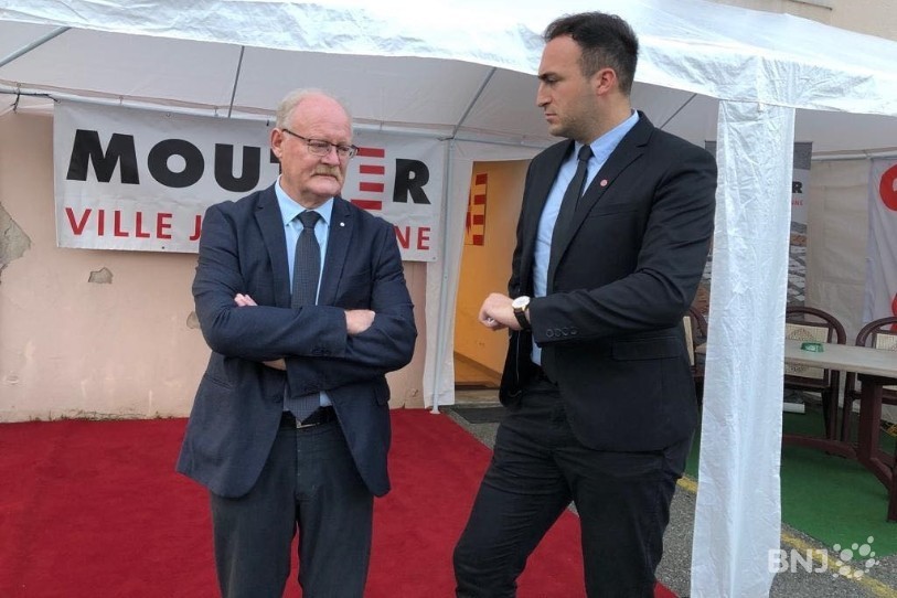 Pierre-André Comte (à gauche), secrétaire général du Mouvement autonomiste jurassien, et Valentin Zuber, porte-parole de Moutier Ville jurassienne, dans l'attente du jugement jeudi matin à Moutier.