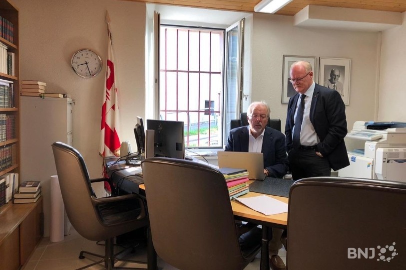 Laurent Coste (à gauche, directeur du comité de campagne de Moutier ville jurassienne) et Pierre-André Comte (secrétaire général du Mouvement autonomiste jurassien), à la lecture du jugement du Tribunal administratif bernois.