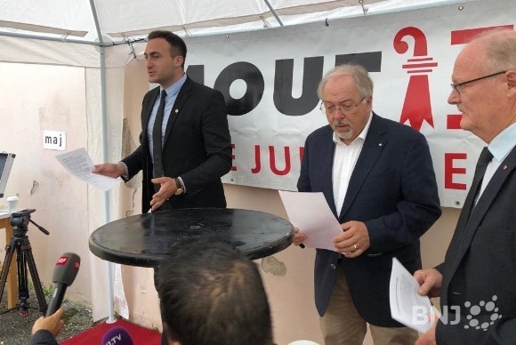 Valentin Zuber (conseiller municipal PSA et porte-parole de Moutier ville jurassienne), Laurent Coste (directeur du comité de campagne de Moutier ville jurassienne) et Pierre-André Comte (secrétaire général du Mouvement autonomiste jurassien), ce jeudi matin à Moutier (de gauche à droite).