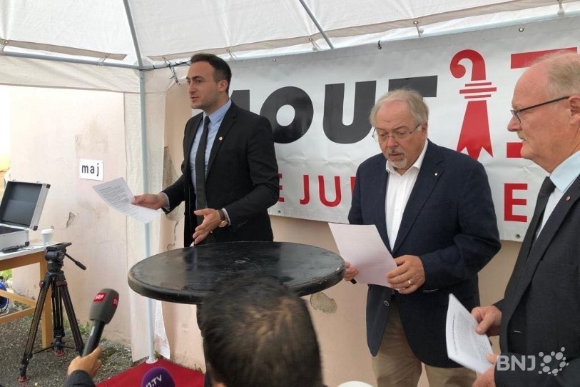 Valentin Zuber (conseiller municipal PSA et porte-parole de Moutier ville jurassienne), Laurent Coste (directeur du comité de campagne de Moutier ville jurassienne) et Pierre-André Comte (secrétaire général du Mouvement autonomiste jurassien), ce jeudi matin à Moutier (de gauche à droite).
