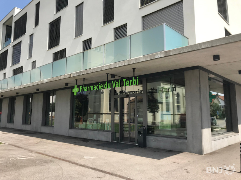 De la fumée s'est échappée du sous-sol de ce bâtiment.