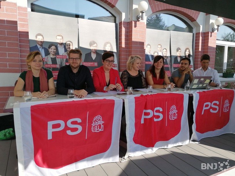 Les six candidats du parti socialiste neuchâtelois entourent leur présidente Florence Nater (au centre).