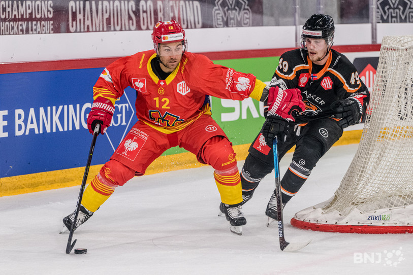 Le capitaine du HC Bienne Mathieu Tschantré (à gauche) tient en respect le Norvégien Christian Kasastul. Les Seelandais ont réalisé un bon départ en Ligue des Champions (photo Jonathan Vallat).