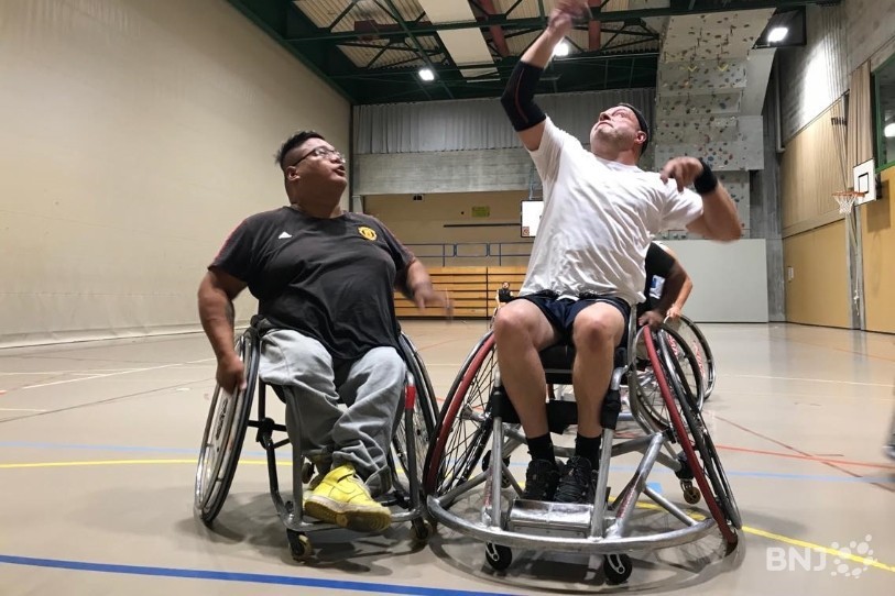 Les joueurs de handibasket sont obligatoirement attachés, par la taille, à leur fauteuil pendant le jeu.