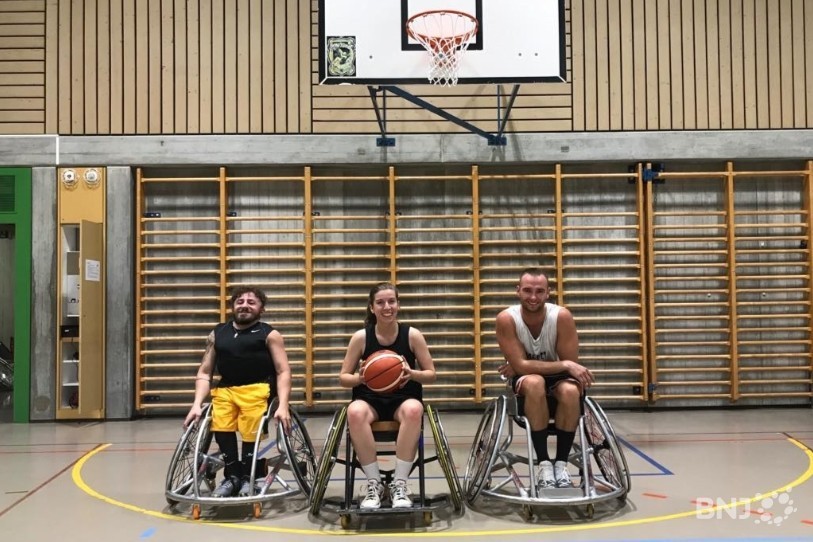 Marceline Michon a pris part à l'entraînement des Jura Raptors, ici avec Loris Gschwind (à gauche) et Bastien Grédy, deux joueurs de l'équipe.
